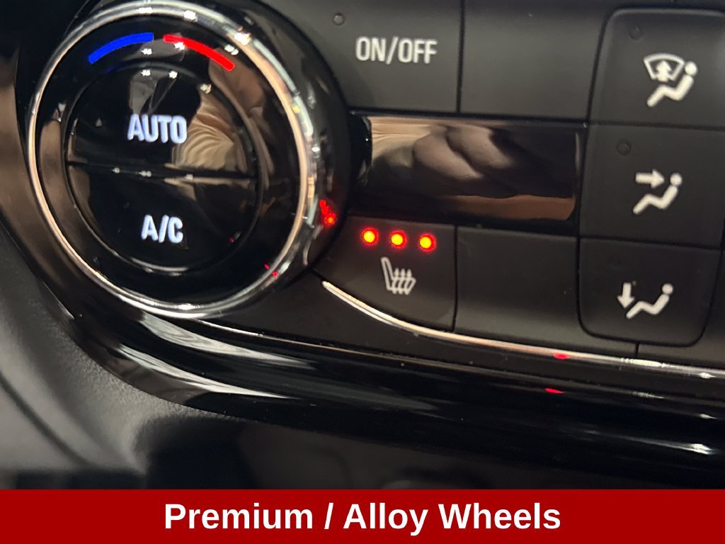 Used 2025 Chevrolet Trax RS w/ Sunroof Package FWD image 18