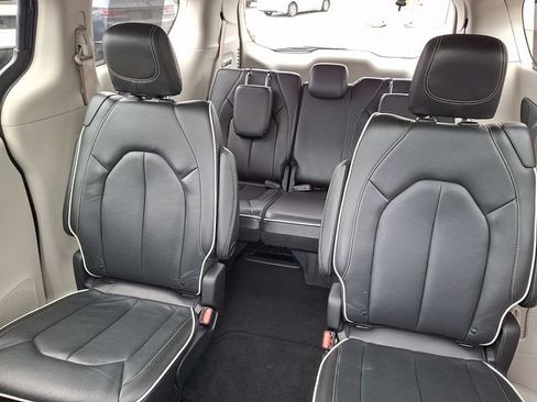 Certified 2022 Chrysler Pacifica Limited w/ Uconnect Theater Family Group AWD/4WD image 18