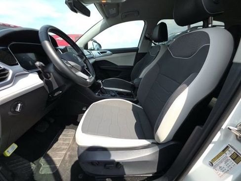 Used 2025 Volkswagen Taos SE image 7