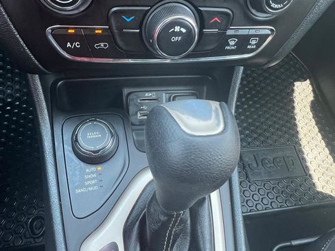 Used 2016 Jeep Cherokee Latitude image 18