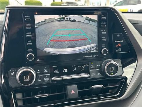 Used 2020 Toyota Highlander XLE AWD/4WD image 29
