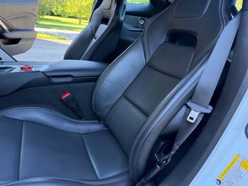 Used 2019 Chevrolet Corvette Stingray Coupe w/ 1LT RWD image 17