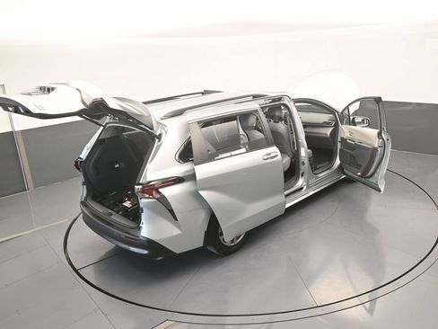 Used 2024 Toyota Sienna XLE FWD image 70