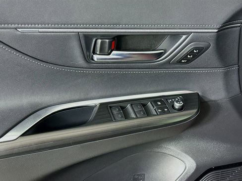 Used 2023 Toyota Venza Nightshade image 19