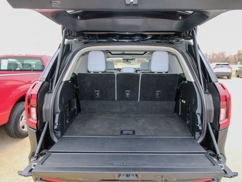 Used 2025 Ford Expedition Platinum w/ Driver's Package image 5