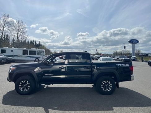 Used 2018 Toyota Tacoma TRD Off-Road AWD/4WD image 2