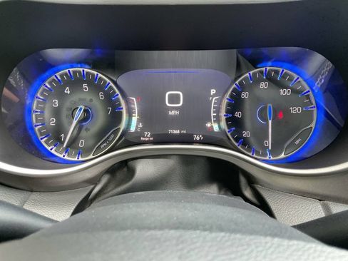 Used 2023 Chrysler Pacifica Touring-L FWD image 19