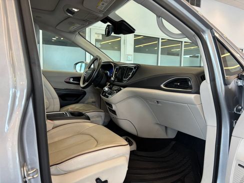 Used 2017 Chrysler Pacifica Limited FWD image 23