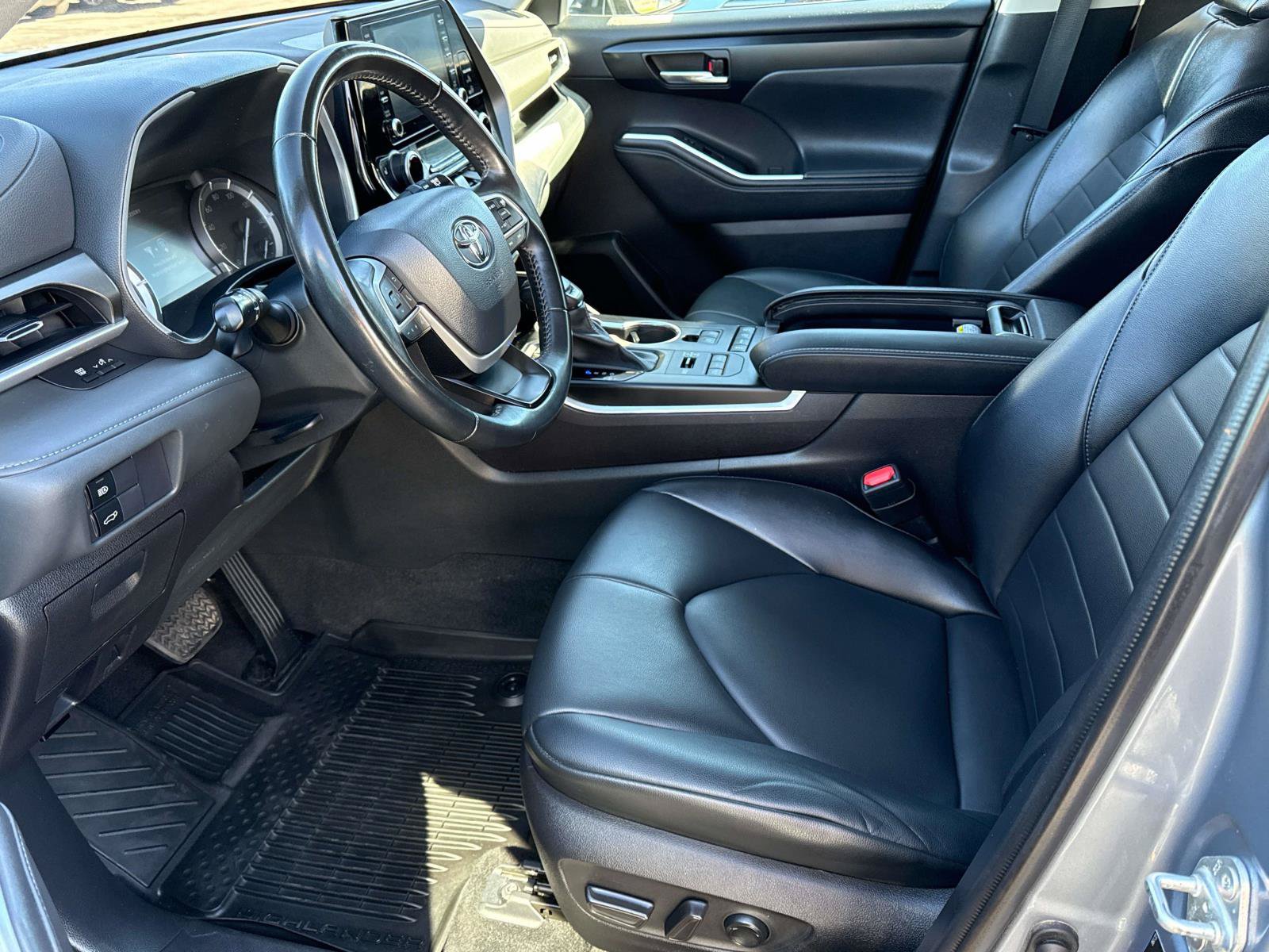 Used 2022 Toyota Highlander XLE AWD/4WD image 12