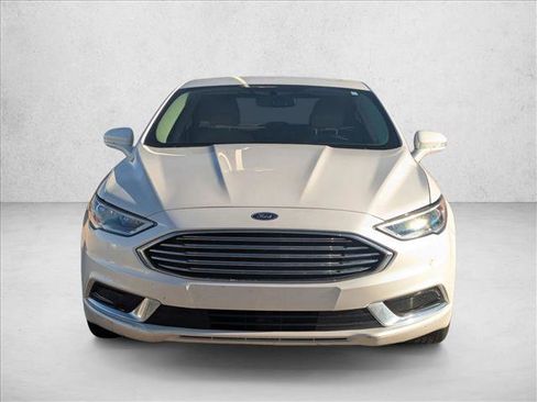 Used 2018 Ford Fusion SE w/ Fusion SE Technology Package image 2