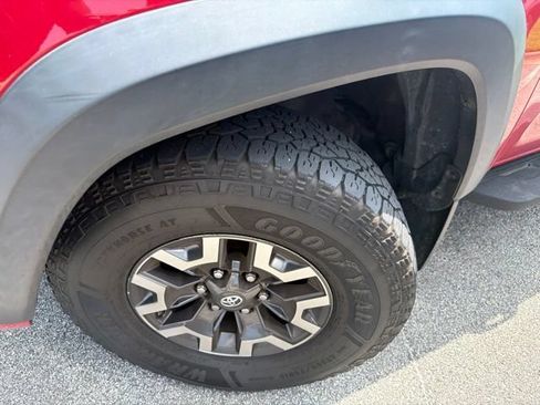 Used 2017 Toyota Tacoma TRD Off-Road AWD/4WD image 4