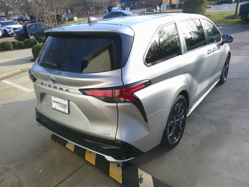 Used 2021 Toyota Sienna XSE image 53