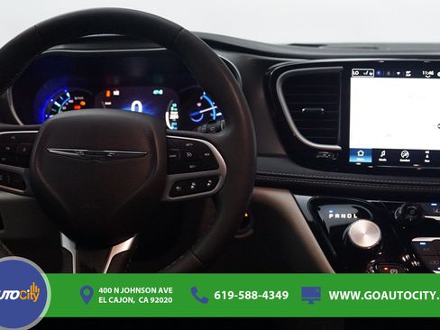 Used 2024 Chrysler Pacifica Limited FWD image 5