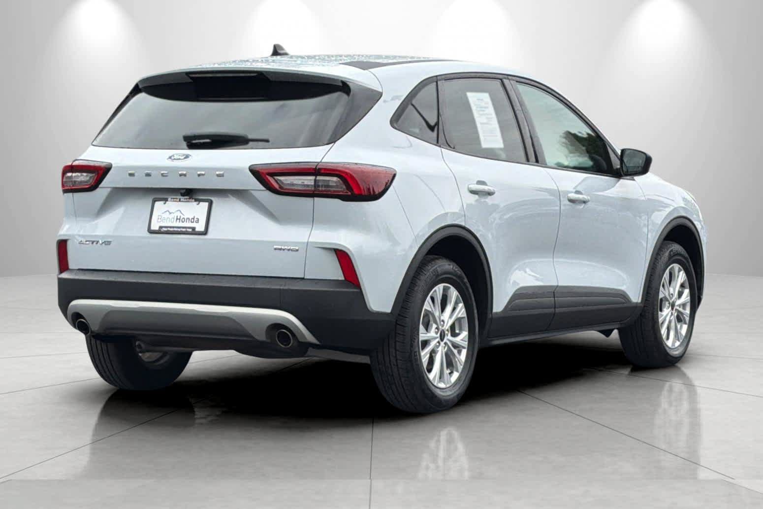 Used 2025 Ford Escape Active AWD/4WD image 2