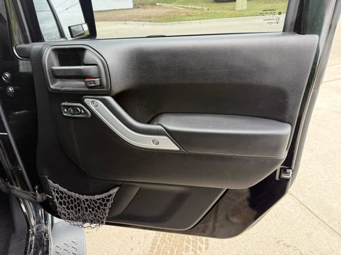 Used 2013 Jeep Wrangler Unlimited Sahara w/ Dual Top Group AWD/4WD image 28