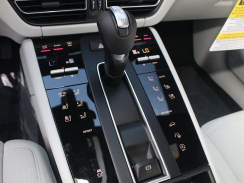 New 2026 Porsche Macan image 16