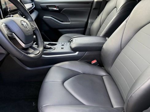 Used 2025 Toyota Highlander XLE FWD image 10