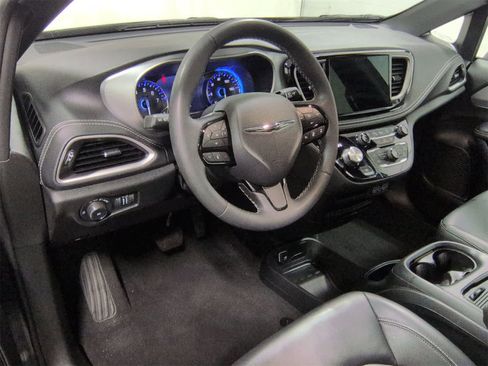 Certified 2023 Chrysler Pacifica Touring-L w/ S Appearance Package image 10