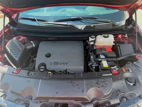 Used 2023 Chevrolet Traverse RS image 33