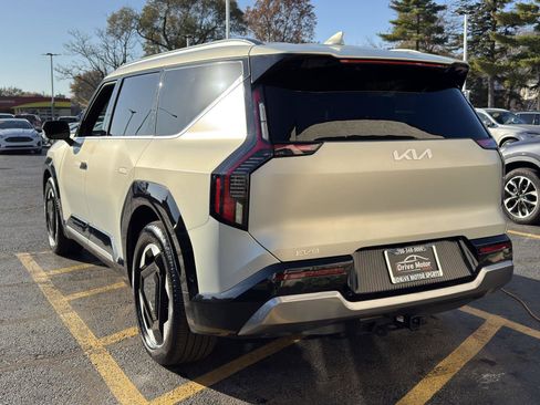 Used 2024 Kia EV9 Land image 14