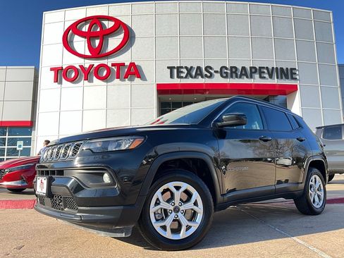 Used 2025 Jeep Compass Latitude image 2