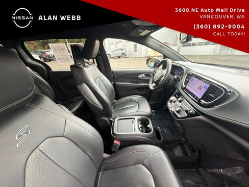 Used 2022 Chrysler Pacifica Touring-L w/ Uconnect Theater Family Group FWD image 21