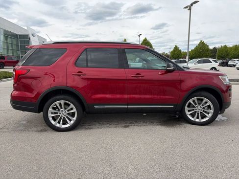 Used 2018 Ford Explorer XLT w/ Equipment Group 202A AWD/4WD image 8