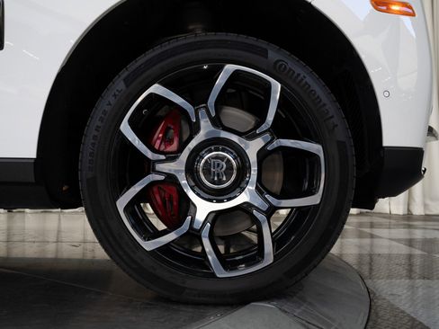 Used 2023 Rolls-Royce Cullinan Black Badge w/ Dark Exterior Package image 12