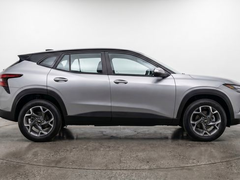 Used 2025 Chevrolet Trax LT FWD image 11