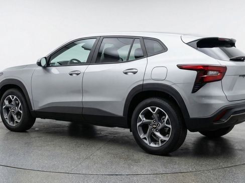 Used 2025 Chevrolet Trax LT w/ LT Convenience Package image 6