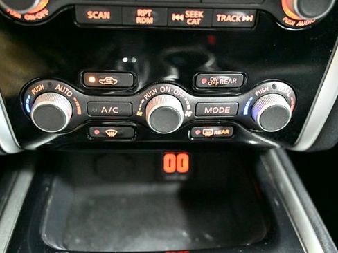 Used 2018 Nissan Pathfinder SV image 31