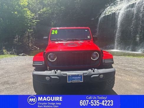 Used 2024 Jeep Gladiator Sport AWD/4WD image 2