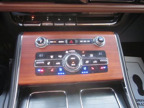 Used 2020 Lincoln Aviator Reserve w/ Elements Package Plus AWD/4WD image 17