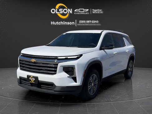 Used 2025 Chevrolet Traverse LT image 1