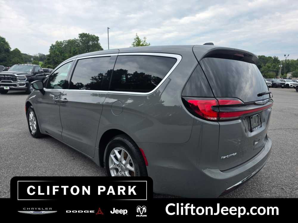 Certified 2025 Chrysler Pacifica Select FWD image 6