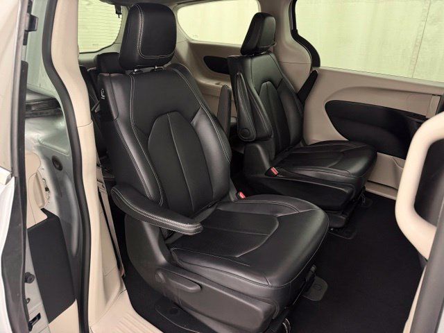Used 2024 Chrysler Pacifica Limited FWD image 15
