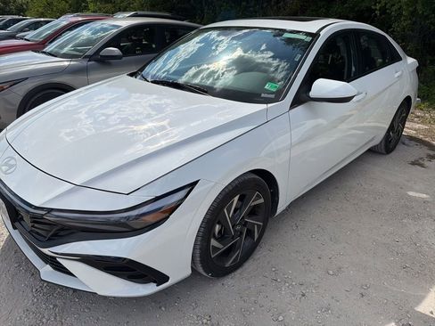 Used 2025 Hyundai Elantra SEL FWD image 1