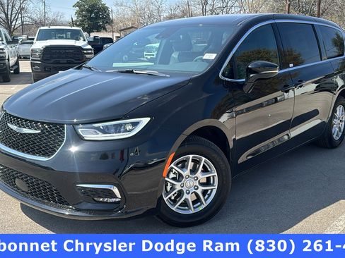 New 2026 Chrysler Pacifica Select image 1