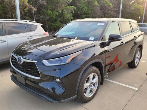 Used 2021 Toyota Highlander LE AWD/4WD image 1