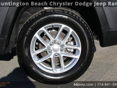 Used 2025 Jeep Grand Cherokee Laredo X image 7