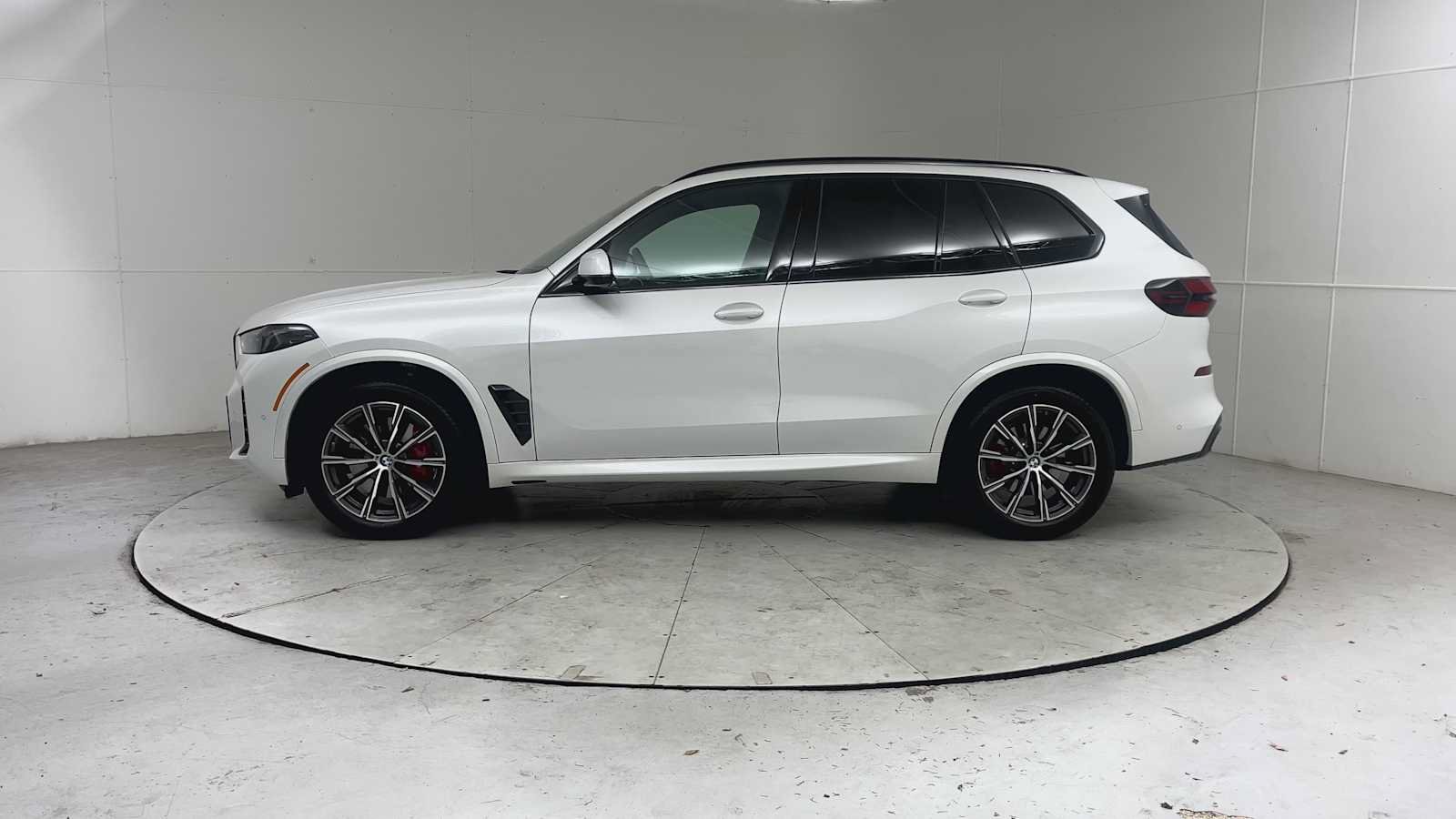 Used 2025 BMW X5 xDrive40i w/ M Sport Package AWD/4WD image 5