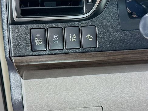 Used 2015 Toyota Camry XLE w/ Moonroof Package image 10