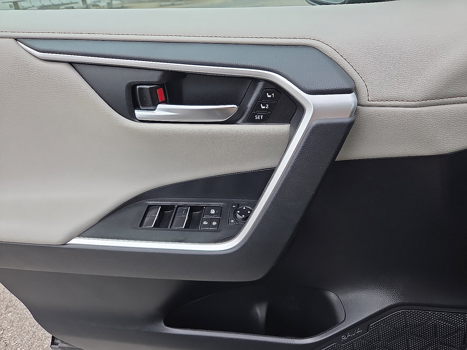 Used 2019 Toyota RAV4 Limited FWD image 25