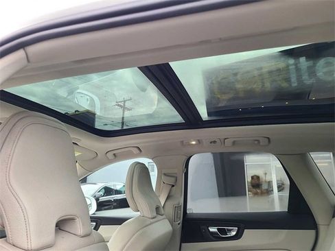 Used 2022 Volvo XC60 B5 Momentum image 24