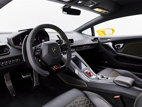 Used 2022 Lamborghini Huracan EVO RWD image 2