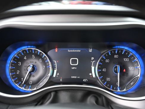 Used 2023 Chrysler Pacifica Touring-L image 21