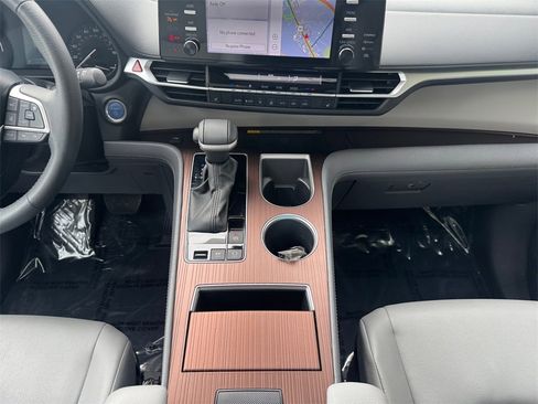 Used 2024 Toyota Sienna XLE image 11