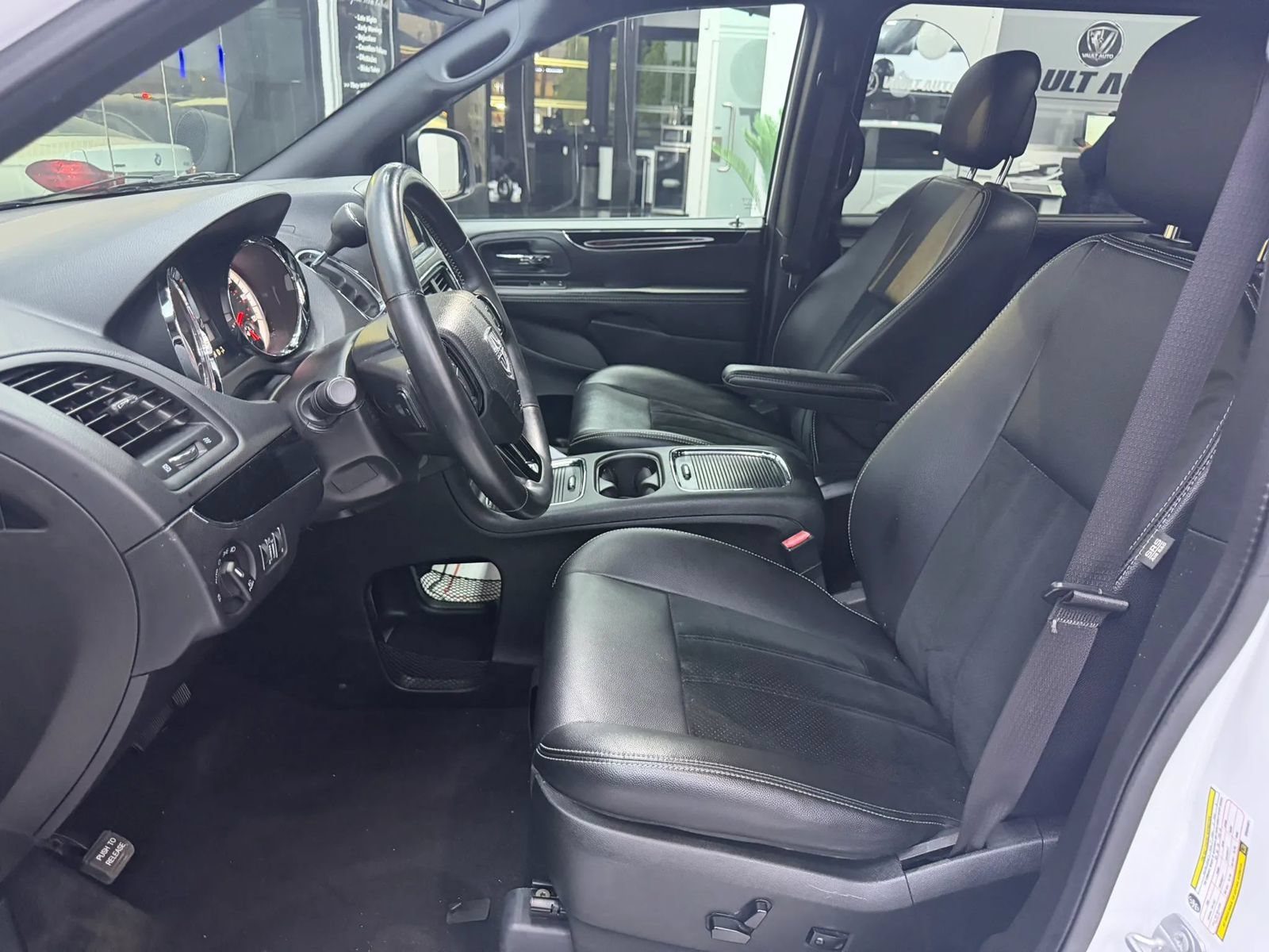 Used 2019 Dodge Grand Caravan SXT w/ Driver Convenience Group FWD image 4