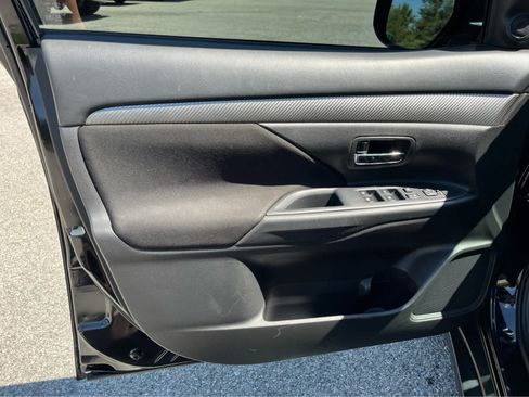 Used 2017 Mitsubishi Outlander SE AWD/4WD image 12