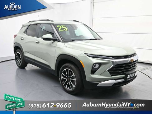 Used 2025 Chevrolet TrailBlazer LT w/ LT Cold Weather Package AWD/4WD image 12
